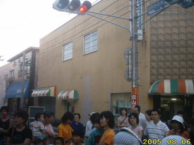 hyuga-crowd-3.jpg